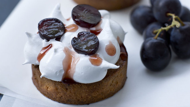 Tarte auIdéale en période estivale, la tarte aux raisins de Muscat du Ventoux apporte une touche de fraîcheur en fin de repas, aux vertus désaltérantes. Sa meringue italienne vous fera fondre de plaisir, avec la légèreté de sa texture.