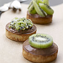 Considéré comme un fruit favorisant la bonne forme, le kiwi se mange sous toutes les formes. En tarte, il confère un léger goût d’acidité, qui s’équilibre grâce à une délicate mousse au chocolat aux notes sucrées.