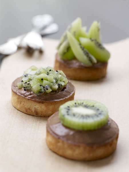 Considéré comme un fruit favorisant la bonne forme, le kiwi se mange sous toutes les formes. En tarte, il confère un léger goût d’acidité, qui s’équilibre grâce à une délicate mousse au chocolat aux notes sucrées.