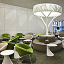 Se perdre en pleine nature dans un salon d’Air France, tel est le pari relevé par l’architecte d’intérieur Noé Duchaufour-Lawrance, pour la création d’un lieu de d’attente et de détente dans le nouveau satellite d’embarquement S4 de Paris-Charles de Gaulle.