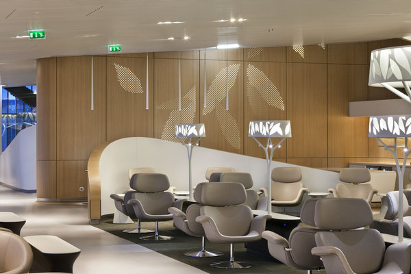 Sérénité et détente seront au rendez-vous dans le nouveau salon d’Air France, équipé de technologie de pointe entre tablettes et iPads à disposition. Le lieu propose un service de restauration et de soins de beauté Clarins.