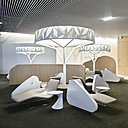 Sculptant l’espace, la lumière joue un rôle de premier ordre, dans un subtil jeu avec les matières comme le bois perforé, le cuir surpiqué ou le Corian. Elle permet de mettre en valeur une gamme chromatique proche de la nature.