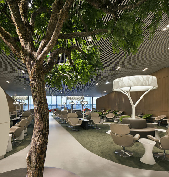 Revisité dans un esprit moderne, la nature reprend ses droits sur une superficie de 3 000 m², offrant une véritable promenade bucolique où le végétal est évoqué à travers formes, matières et couleurs.