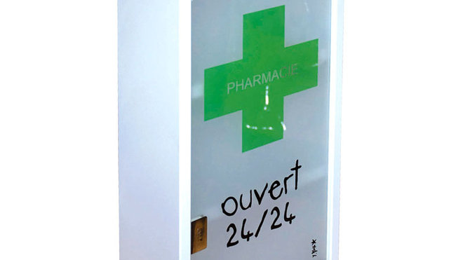 Une armoire à pharmacie parfaitement reconnaissable. En métal et verre, elle se ferme à clé. 48 x 25 x 12 cm. 48 €. Armoire à pharmacie Ouvert 24/24. Incidence. Delamaison.fr