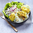 Pour changer du poulet rôti traditionnel, cuisinez-le à l’asiatique sur un lit de nouilles, accompagné d’une série d’aromates aux saveurs relevées. Préparez-vous à voyager en Asie, mais en tout légèreté.