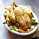 Plat simple qui fait toujours son effet sur la table, le poulet rôti s’accompagne de légumes justes croquants. Préférez une volaille Label Rouge, dont les vertus gustatives feront chavirer les petits comme les grands.