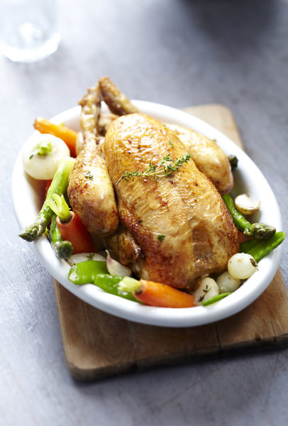Plat simple qui fait toujours son effet sur la table, le poulet rôti s’accompagne de légumes justes croquants. Préférez une volaille Label Rouge, dont les vertus gustatives feront chavirer les petits comme les grands.