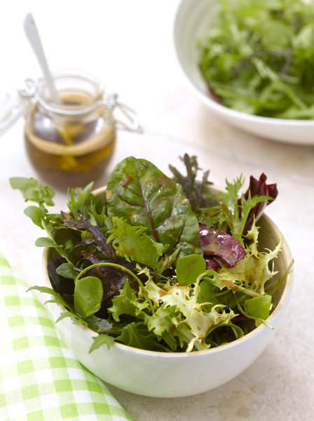 Pour apporter un goût marin à une salade, le Jus de Langoustine d’Ariaké offrira une note iodée, pour tonifier la saveur de la vinaigrette. Joël Robuchon nous prouve qu’avec trois fois rien, il est possible de réaliser une salade étonnante.