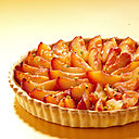 Légèrement pochées, les nectarines sucrées font une tarte divine.