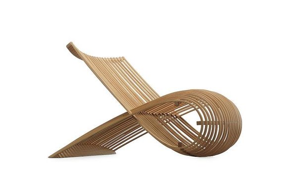 Plus proche d’une conception sculptural, la « Wooden Chair » de 1992 est intégralement réalisée en bois, avec des lames de hêtre cintré à la vapeur, s’imbriquant pour constituer une sorte de boucle.