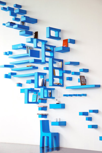 Effet 3D avec la Melted Collection de Peter van der Jagt et Pieke Bergmans, qui permet de créer une bibliothèque en étagères au bleu électrique dynamisant. En mousse de polystyrène, les modules se fixent au mur selon l’imagination de chacun.