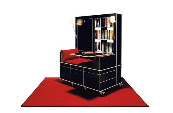 Pousser à la limite de l’extrême par Nils Holger Moormann, la bibliothèque « Lese+Lebe » de FR66 est munie d’une assise servant de canapé, d’une tablette rétractable pour la table, de deux luminaires et d’un système de tiroirs.