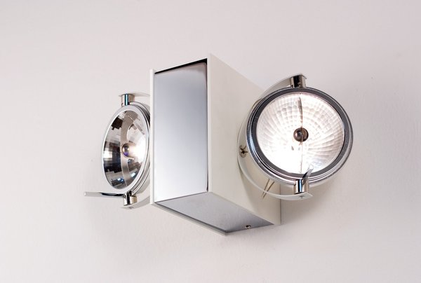 Une lampe phare à fixer au mur, en applique. En aluminium laqué blanc. 30 x 15 x 15 cm. A utiliser avec deux ampoules halogènes de 50 W. 295 €. Applique Libro. Design Gabi Peretto. FR 66. www.fr66.com
