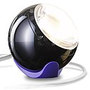 Une lampe phare toute ronde, à poser. Fonctionne à led. Finition laquée blanc, noir ou chrome. 219 €. Lampe à poser Falling in Love. Arcasa. www.arcasa.com