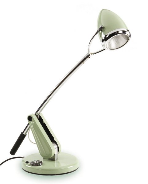 Cette lampe est un clin d’œil aux premiers modèles du scooter Vespa. Coloris vert d’eau. 67 x 22 x 50 cm. 328 €. Lampe Vespa Verte. Autour du Scoot. www.autour-du-scoot.com