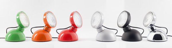 Cette lampe phare Azimut 1969, est la réédition du modèle original créé par Christian Girard en 1969. Elle se compose de deux éléments dissociables, maintenus ensemble par un aimant : la base et le spot orientable. En métal laqué. H 18,5 cm. 150 €. 1969 Lampe de Table. Azimut Industries. Made in Design. www.madeindesign.com