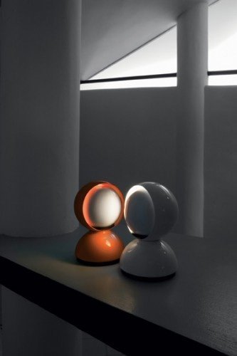 Cette lampe phare pivotante date de 1967. Elle est en métal blanc, orange ou gris. 18 x 12 cm. A partir de 150 €. Création Vico Magistretti. Lampe Eclisse. Artemide. www.artemide.com