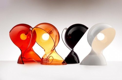 Cette petite lampe ronde très 70’s est en thermoplasmique. Existe en rouge, orange, blanc et noir. H 26 x 18,4 cm. Design Vico Magistretti. Lampe Dalù. A partir de 75 €. Artemide. www.artemide.com