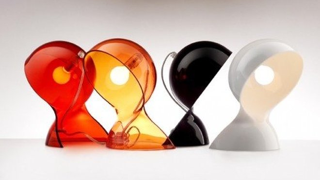 Cette petite lampe ronde très 70’s est en thermoplasmique. Existe en rouge, orange, blanc et noir. H 26 x 18,4 cm. Design Vico Magistretti. Lampe Dalù. A partir de 75 €. Artemide. www.artemide.com