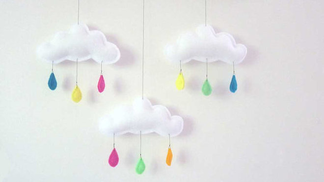 Un mobile destiné à faire sortir le soleil. Pièce unique, ce mobile se compose de trois petits nuages rembourrés en feutrine. Dimensions totales : 36 x 40 cm. 41 €.Mobile Summertime. The Butter Flying.