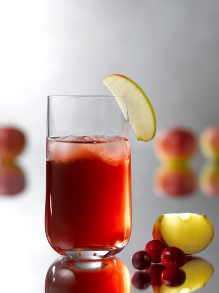 Le Calvados se prêtent à un équilibre des saveurs entre le sucré et l’acide avec le Carados : 4 cl de Calvados, 2 cl de liqueur de caramel, 1 cl de sirop de pamplemousse, 8 cl de cranberry et quelques glaçons à shaker, pour une rencontre au sommet des saveurs.