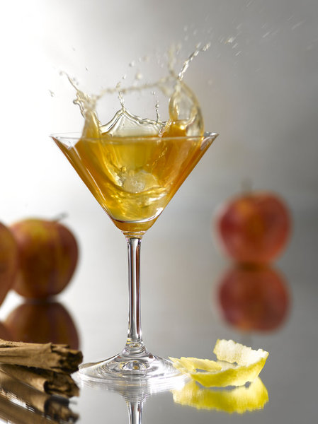 Apprenez à vous amuser avec l’association pomme et cannelle en cocktail avec le Eng Ler : 3 cl de Calvados, 1 cl de Parfait Triple Sec, 1 cl de sirop de cannelle, 1 cl de jus de citron et 2 cl de jus de pomme à shaker, dans un joli contraste entre douceur et puissance.