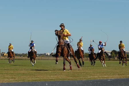 Deux équipes de quatre cavaliers s’affrontent dans une partie de polo, l’un des plus anciens sports au monde qui trouve son origine en 2 500 av. J.-C., en Mésopotamie durant l’époque babylonienne.