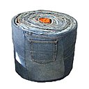 Dessiné par Eva Forgacova, le pouf « Sushi » d’Art Terre se présente comme une pièce unique, puisque chaque réalisation est fabriquée à partir de 20 à 40 jeans bleus recyclés, participant à une démarche écologique.