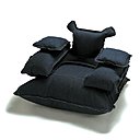 Décliné dans une version jean, le pouf « Muffy Daddy » d’Homology promet des heures de détente, grâce à son impression moelleuse où le corps pourrait se fondre dans l’ampleur de ses coussins.