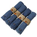 Même la table se met au couleur de la toile de jean avec ces serviettes « Denim » de Lexington. Sur une nappe vichy traditionnelle, ces serviettes permettent de dynamiser son service de table dans un esprit plus moderne.