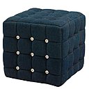 Finition en jean brut pour le pouf Chesterfield de l’Usine à Design, qui s’amuse à s’auréoler d’une impression rock avec ses capitons de têtes de mort. Meuble modulable, il se transforme en siège, en tablette ou en repose-pieds aux grés des envies.