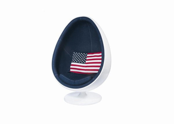 Venant habiller l’intérieur du fauteuil Flag Coquille de Maison du Monde, le denim apporte une touche d’originalité et de modernisme à une forme évoquant les années 70, auréolée par le coussin à l’accent british.