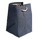 Servant à recueillir le linge sale, ce sac « Jeans » de Maison du Monde se dissimule avec discrétion dans la salle de bain, où son impression textile est un joli clin d’œil à sa pure fonction.
