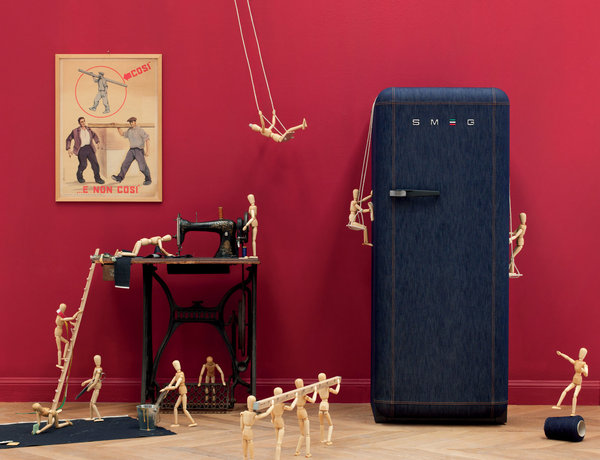 Réinterprétant son réfrigérateur inspiration année 50, Smeg s’associe avec Italia Independent, afin de donner une image plus moderne avec sa tenue en toile denim. Cette édition limitée joue la carte du style, offrant une nouvelle image à la cuisine.