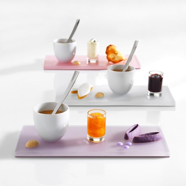 Créé en 2010, Mealplak est une aventure familiale. La société a vu le jour lorsque Francine Tambon, femme d’affaire passionnée, a voulu valoriser 20 d’expérience familiale sur les matières composites dans l’univers des arts de la table. Elle est épaulée dans son aventure par son mari Christian et son fils Mathieu.