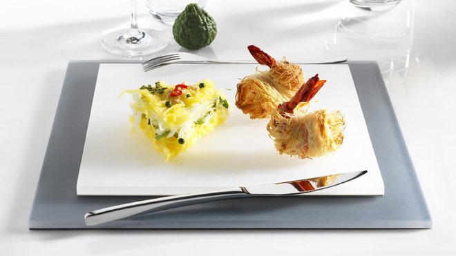 Les produits Mealplak sont fabriqués en France, en Provence. Ils sont diffusés au sein d’un réseau spécialisé dans l’art de la table haut de gamme.