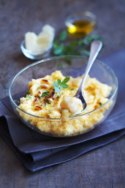 Idéal lors des grands froids de l’hiver, ce gratin de polenta à l’Etivaz permet de mettre en valeur la saveur du fromage, en relevant le goût de la polenta.