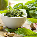 Célébrer par le pesto, le basilic est une évocation à la Méditerranéen, grâce à son parfum envoutant. Apportant une touche de fraîcheur, il joue sur des notes subtilement sucrées, qui lui permet de se déguster de l’entrée au dessert.