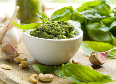 Célébrer par le pesto, le basilic est une évocation à la Méditerranéen, grâce à son parfum envoutant. Apportant une touche de fraîcheur, il joue sur des notes subtilement sucrées, qui lui permet de se déguster de l’entrée au dessert.