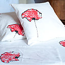 Coussin 50 x 50 cm : 45 €. Pochon 39 x 60 cm : 25 €. 55% lin 45% coton. Collection Coquelicot. Amélie Ribeaucourt.