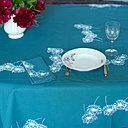 Serviette de table 45 x 45 : 15 €. Nappe 145 x 220 cm  ou sur mesure : 90 €. 100% toile de coton verte. Collection Centaurées. Amélie Ribeaucourt.