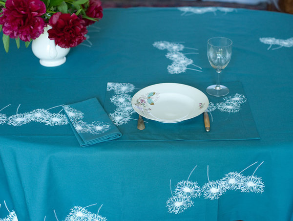 Serviette de table 45 x 45 : 15 €. Nappe 145 x 220 cm  ou sur mesure : 90 €. 100% toile de coton verte. Collection Centaurées. Amélie Ribeaucourt.