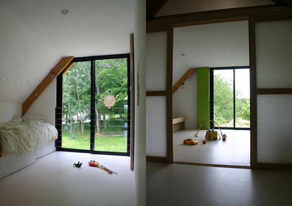Les chambres des enfants sont cloisonnées par des panneaux coulissants en polycarbonate encadrées par des menuiseries en pin.