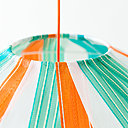 Les bandelettes de fauteuils de camping US sont cousues une à une sur la carcasse pour former un joyeux lampion bayadère.