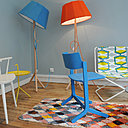 Les 4 modèles de la collection Colonel co-existent dans le showroom avec d'autres objets, meubles de chez Hay et tapis tissés à la main en Turquie.