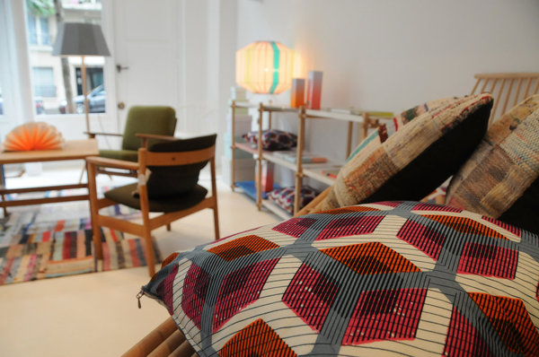 De très beaux coussins africains en wax agrémentent gaiement la collection.