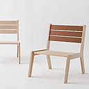 Assemblée sans clou ni vis, la chauffeuse Bog s'inspire du mobilier de jardin, revu et corrigé dans une version large et basse pour davantage de confort. Habillées de cuir, les lattes prennent un jour bien chic.