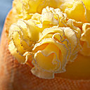 Fromage mentionné dans l’histoire dès 1192, la Tête de Moine est appréciée pour son léger goût de beurre, subtilement salé, dont les rosettes ont la légèreté d’un pétale.