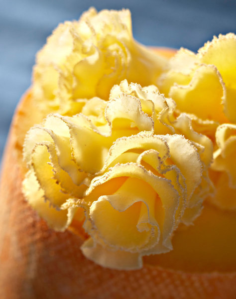 Fromage mentionné dans l’histoire dès 1192, la Tête de Moine est appréciée pour son léger goût de beurre, subtilement salé, dont les rosettes ont la légèreté d’un pétale.