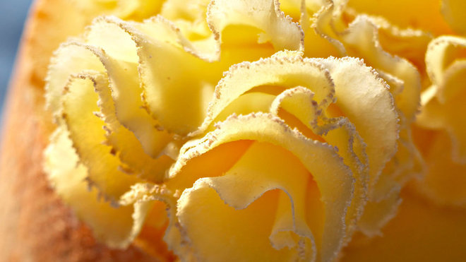 Fromage mentionné dans l’histoire dès 1192, la Tête de Moine est appréciée pour son léger goût de beurre, subtilement salé, dont les rosettes ont la légèreté d’un pétale.